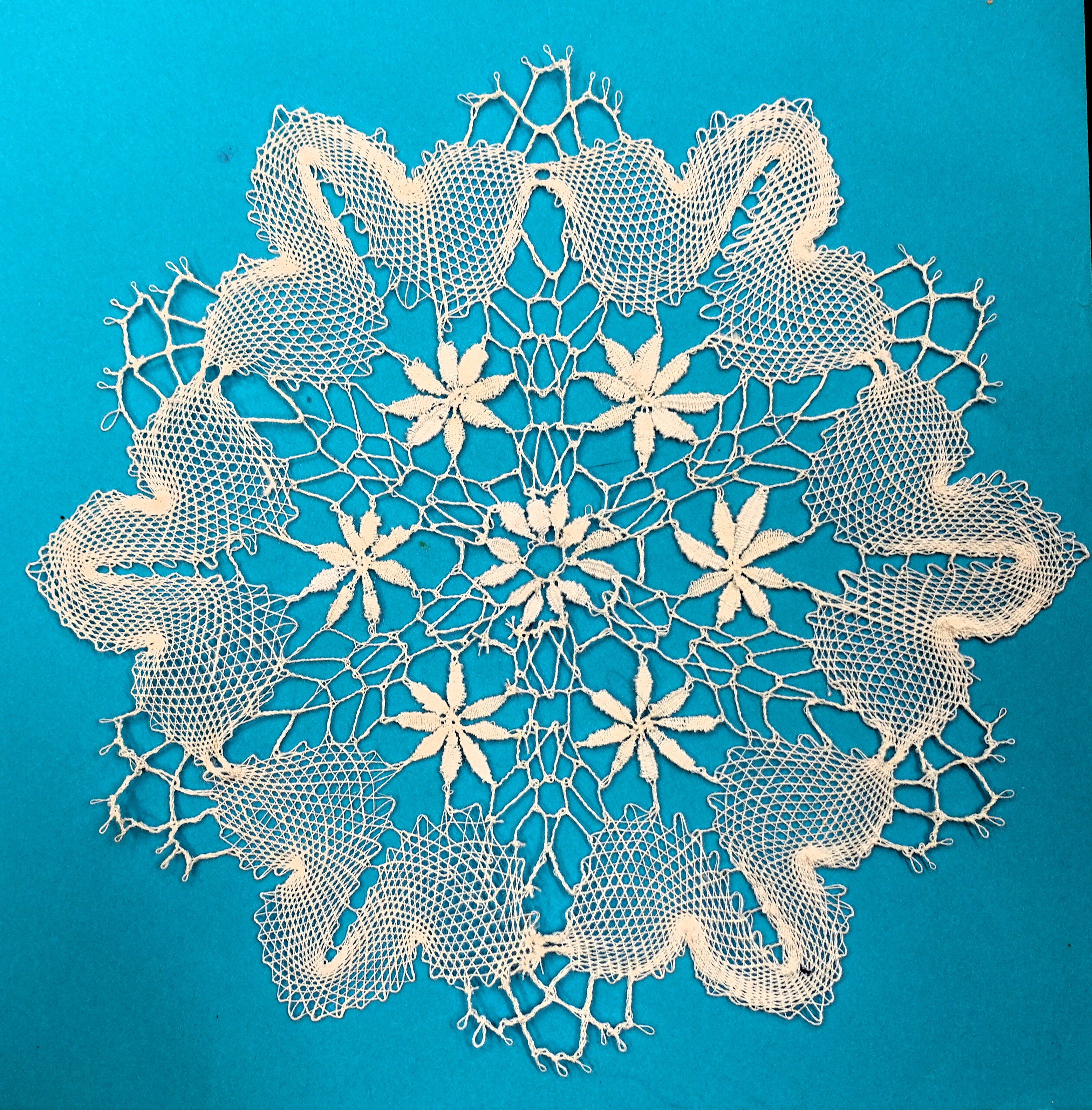 Modern style lace mat